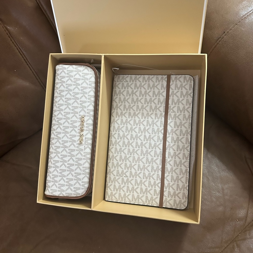 Michael Kors White and Brown Logo Journal Set